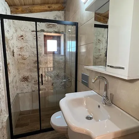 Stone House With Private Infinity Pool וילה